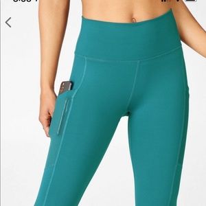 Fabletics On the Go High Waisted Capri size XS Color Shallow